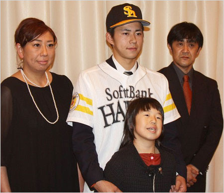 古谷優人投手の両親と妹の画像
