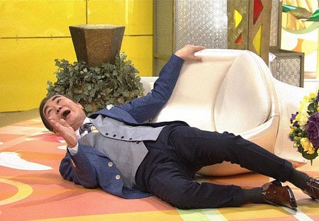 桂文枝が新婚さんいらっしゃいでイスから転げ落ちる姿