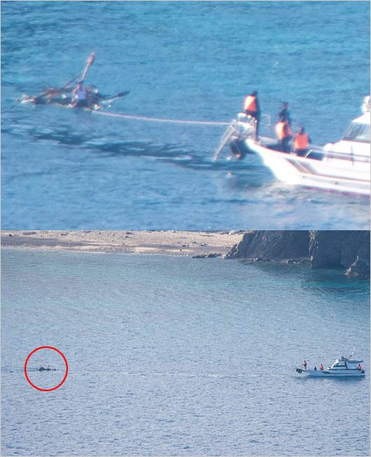 脱出島であばれる君のイカダを船が牽引する様子