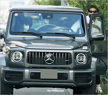 稲垣啓太選手と妻・新井貴子の愛車(メルセデス・ベンツ AMG63)デート画像