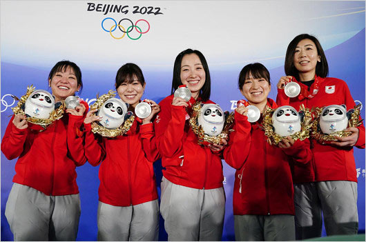 銀メダル獲得のカーリング女子日本代表(ロコ・ソラーレ)の画像