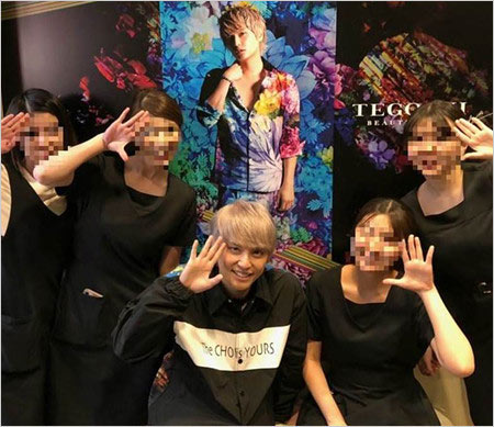 手越祐也と『TEGOSHI BEAUTY SALON』神楽坂店の従業員