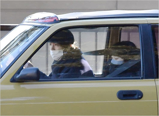 フライデーの夏帆と彼氏の渡辺大知がドライブデート画像