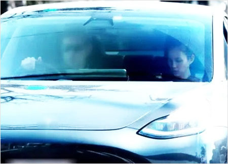 水原希子の愛車テスラ・モデル3で恋人とデート画像