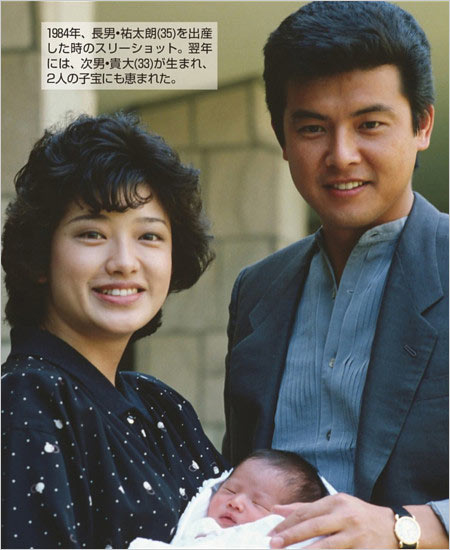 三浦友和と山口百恵の長男・三浦祐太朗を出産後の画像