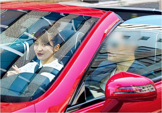 山本里菜アナと赤ベンツ王子のオープンカーデート画像