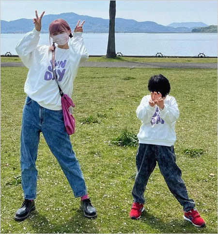 霜降り明星・粗品の妻・秋山衣梨佳と子供の画像