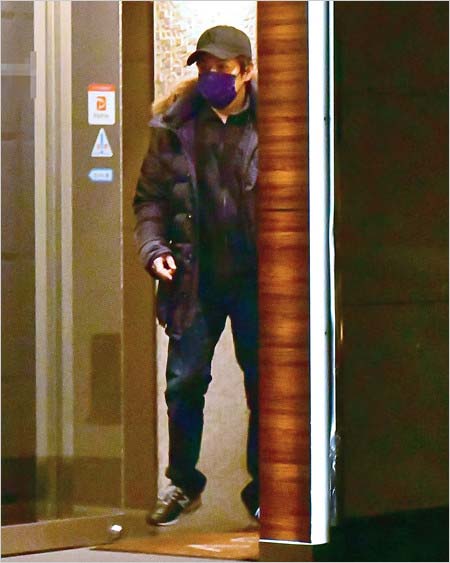 少年隊・植草克秀ホテル出入り姿