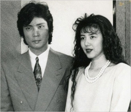 京本政樹と妻・山本博美(きゃんきゃん)が結婚発表時の画像