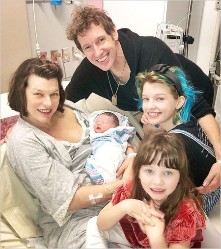 ミラ・ジョヴォヴィッチと夫ポール・W・S・アンダーソン監督＆子供たちの家族画像