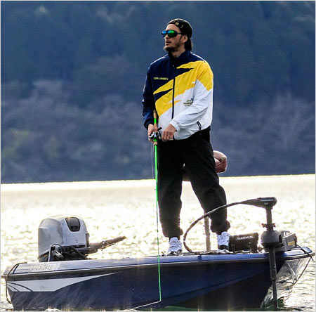 長瀬智也のバスフィッシング姿