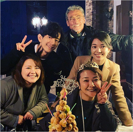 渡辺裕之・原日出子と子供たちの家族写真