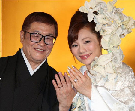 仲本工事と奥さん三代純歌の結婚式画像