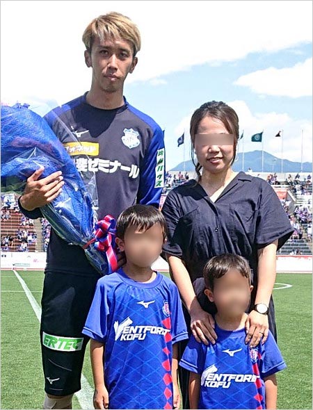 新井涼平選手の妻と子供の画像