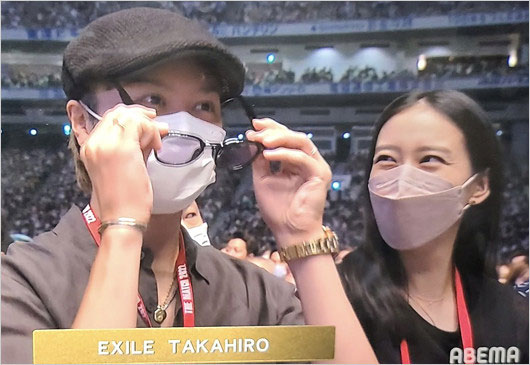 TAKAHIROと武井咲が那須川天心＆武尊の試合観戦姿