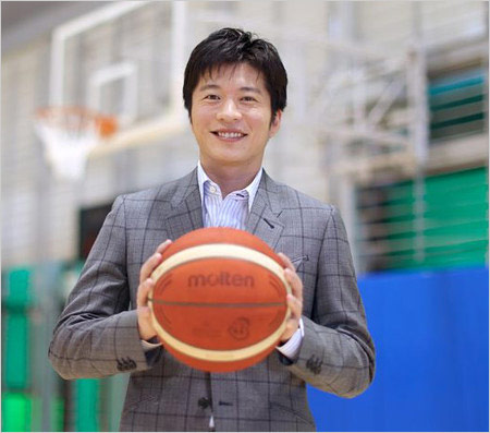 田中圭バスケW杯メインキャスター就任のスーツ姿画像