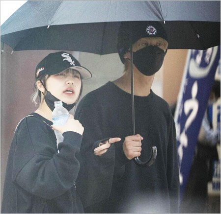 文春オンラインのなえなの&VOYZ BOY新井宝の相合い傘デート画像