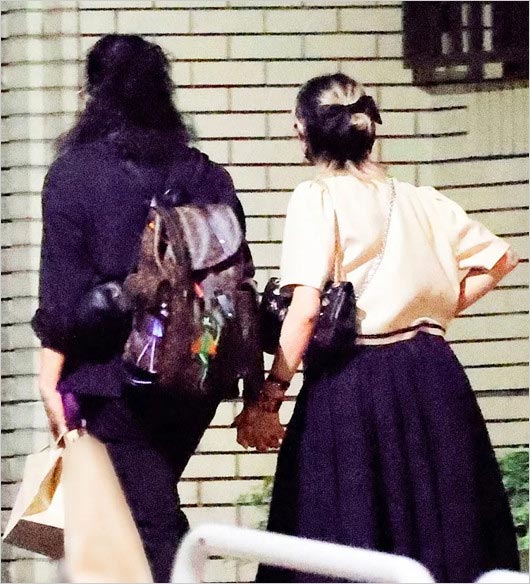 小栗旬と山田優の手繋ぎ2ショット画像