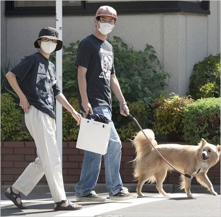 黒島結菜と高良健吾の愛犬散歩デート画像