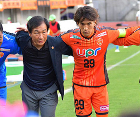 霜田正浩監督と三幸秀稔選手(レノファ山口時代)