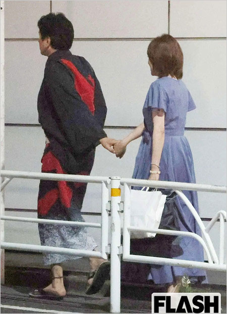 大河内志保と川崎麻世の手繋ぎデート画像