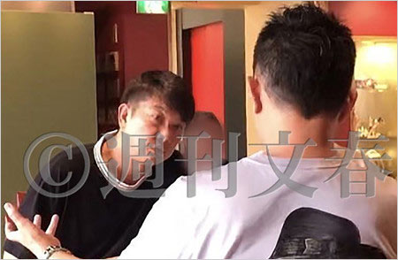 週刊文春のTKO木本武宏が投資家?と話す姿