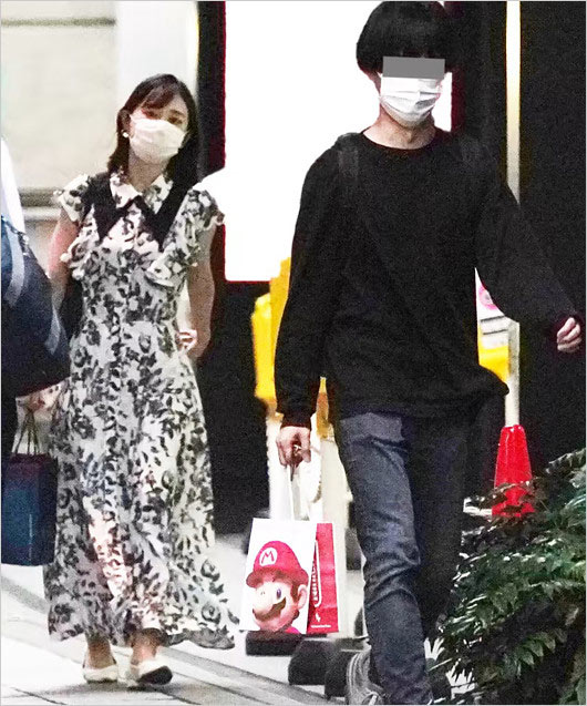 フライデーの若林有子アナと彼氏のデート画像