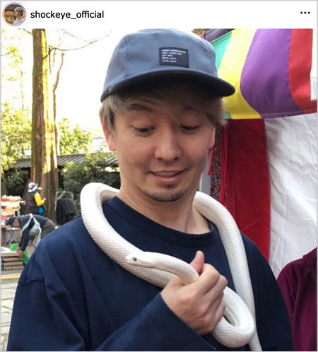 SHOCK EYE御利益ある白ヘビ写真