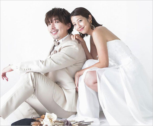 EXITりんたろー。と妻・本郷杏奈のウェディングドレス姿の画像