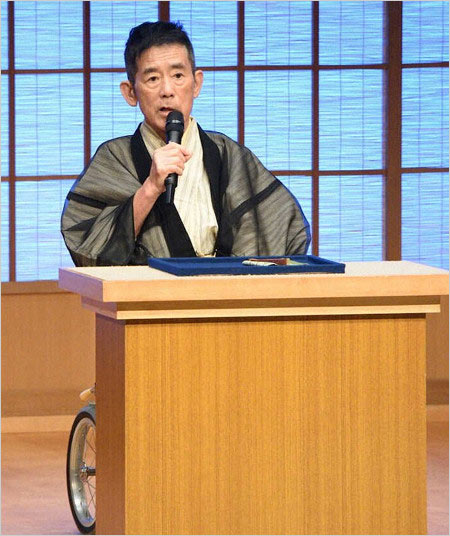 三遊亭円楽が車イス乗り高座出演