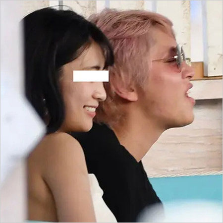 手越祐也と黒髪美女(女性自身撮影)