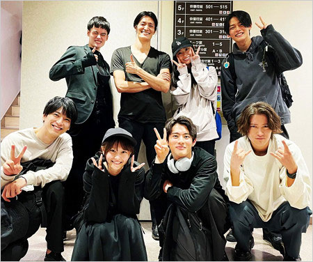 浅倉唯と仮面ライダーリバイス共演者の画像