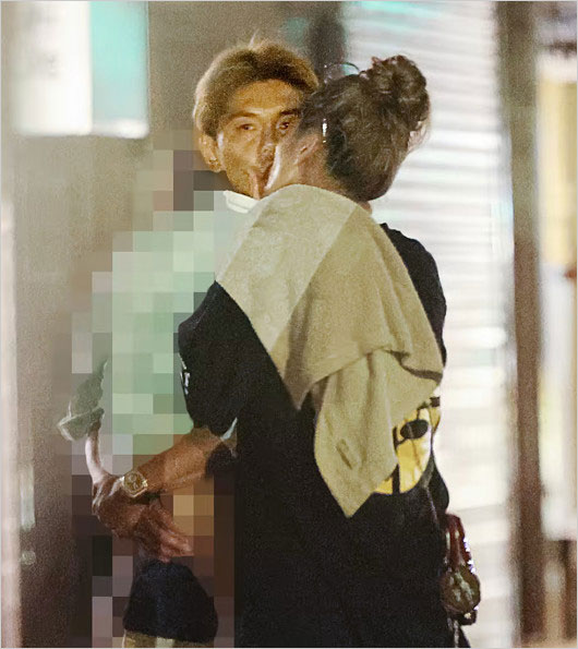 フライデーの皇治&西山茉希 路チュー画像