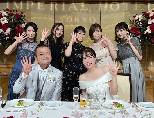 カミナリまなぶと成瀬理沙&AKB48の4期生メンバー画像