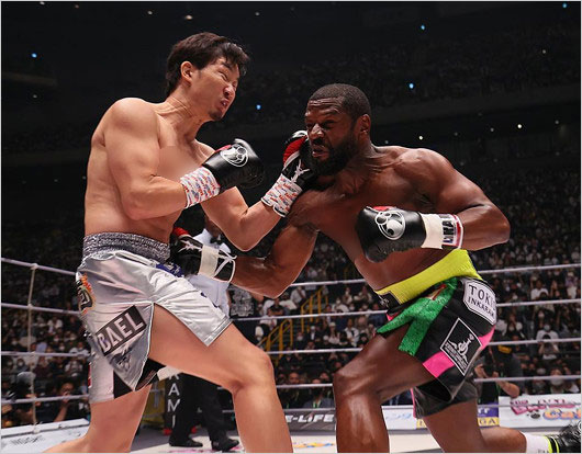 超RIZIN・朝倉未来選手VSメイウェザー選手の試合ワンシーン