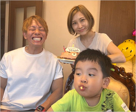 しみけん＆はあちゅうと息子の画像