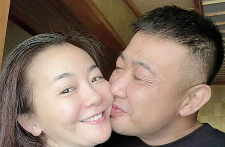 華原朋美と夫・大野友洋マネージャーのキス画像