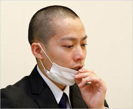 小澤廉が坊主頭で文春の取材を受けた姿