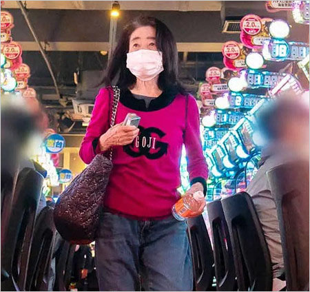 中村玉緒が1人で訪れたパチンコ店での画像