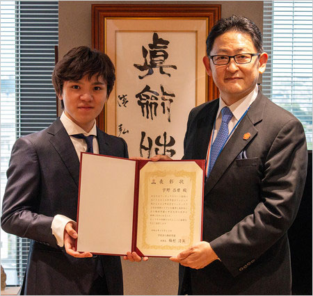 宇野昌磨選手と梅村学園・梅村清英理事長の画像