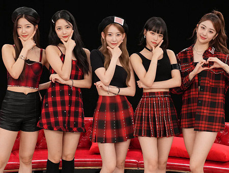 LE SSERAFIM(左から)カズハ・ウンチェ・宮脇咲良・チェウォン・ユンジン