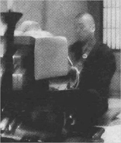 山本圭壱が寺で禊の修行画像