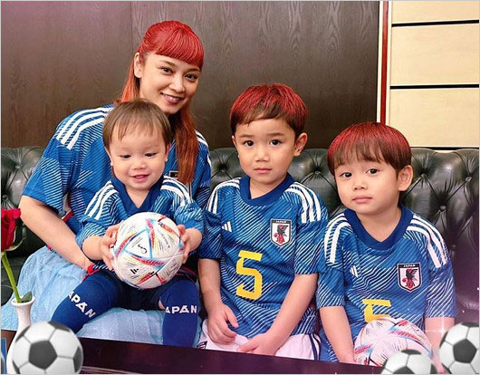 長友佑都と妻・平愛梨と子供たちの画像