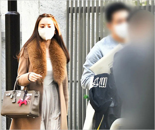 角谷暁子アナと彼氏の医師デート画像(週刊ポスト撮影)