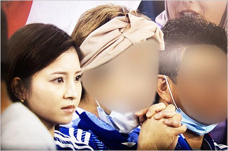 堂安律選手の恋人・明松美玖と両親の画像