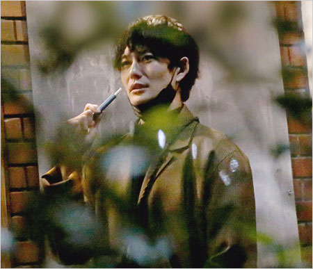 岡田将生がタバコ喫煙画像