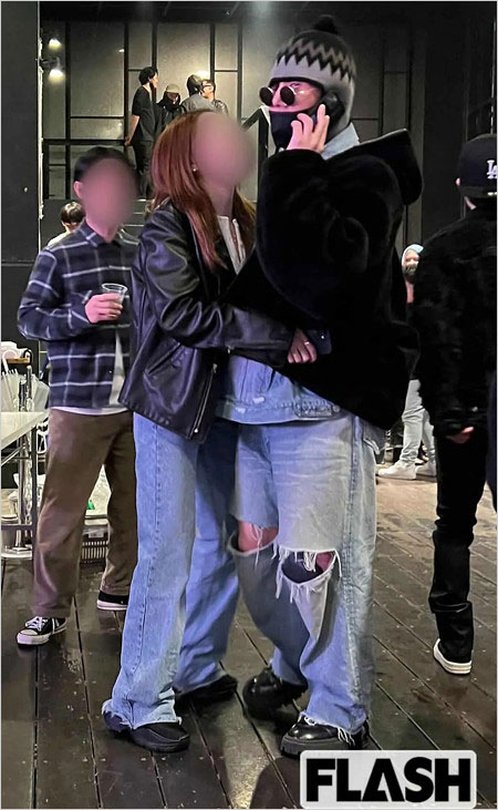 野田洋次郎と美女クラブ密着ハグ画像