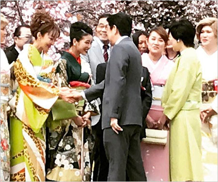 神田うのが安倍晋三元首相と握手、桜を見る会出席時の画像