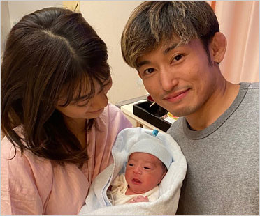 才賀紀左衛門とパートナー絵莉と赤ちゃんの画像