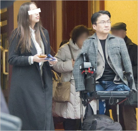 乙武洋匡と元恋人ハーフ美人女子大生のデート画像